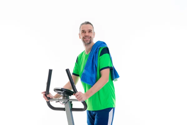 Mladý Muž Zelené Košili Vlak Fitness Strojem — Stock fotografie
