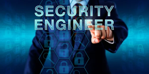 Företagets Rekryteringschef Trycker Security Engineer Skärmen Teknisk Metafor Och Affärsmässig — Stockfoto