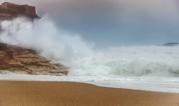 Onde Tempesta Rotolano Sulla Spiaggia Applaudono Sulle Rocce — Foto Stock