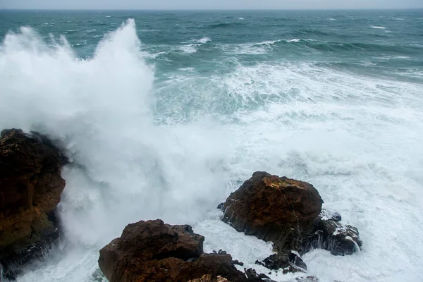 Atlantic Burza Fale Rozpryskiwania Skały Wybrzeże Algarve — Zdjęcie stockowe