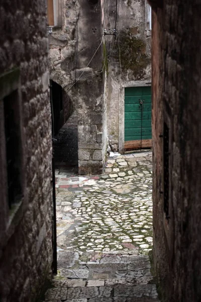 Kotor 的老城区在 Kotor 海湾在黑山的亚得里亚海在东欧的 Balkan — 图库照片