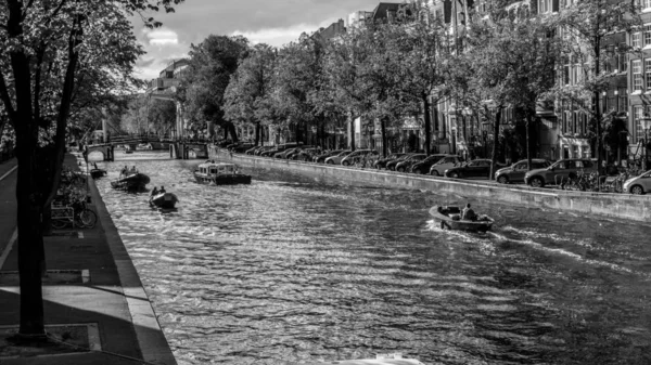 Black White View Tourist Cruise Boats Nieuwe Herengracht Canal Amsterdam — стокове фото