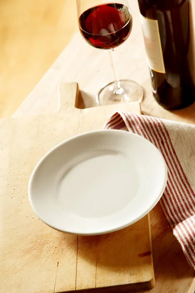 Piatto Vuoto Tavolo Legno Rustico Con Bicchiere Vino Rosso Tovagliolo — Foto Stock
