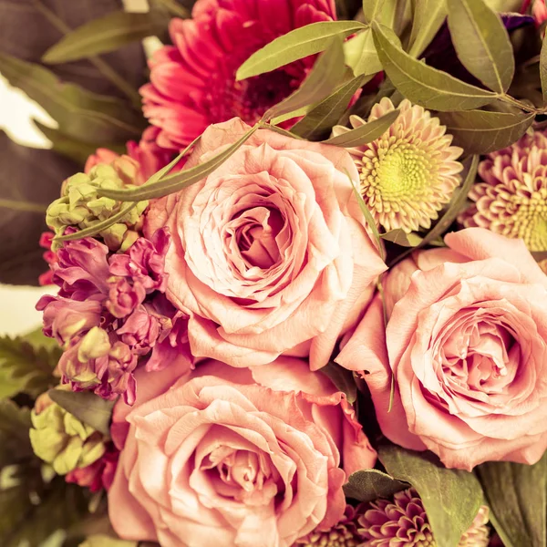 Κοντινό Πλάνο Τριών Όμορφων Τριαντάφυλλων Άλλα Διακοσμητικά Λουλούδια Τοποθετημένα Μπουκέτο — Φωτογραφία Αρχείου