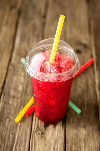 Martwa Natura Orzeźwiający Chłodny Mrożony Red Fruit Slush Drink Plastic — Zdjęcie stockowe