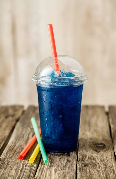 Zátiší Profil Osvěžující Chladné Zmrazené Blue Fruit Slush Drink Plastovém — Stock fotografie