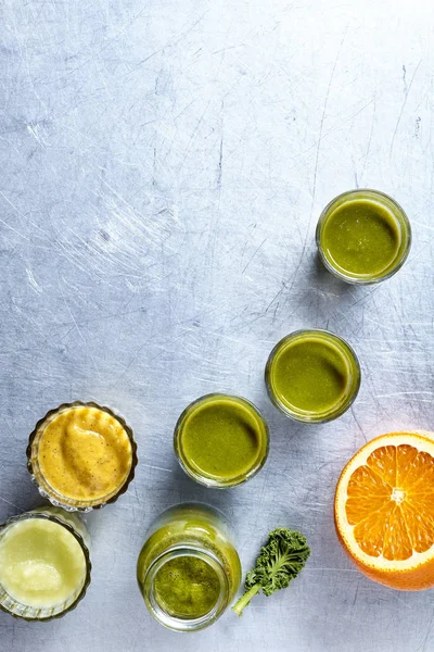 Smoothies Espinafre Laranja Bebê Com Uma Mistura Frutas Vegetais Orgânicos — Fotografia de Stock