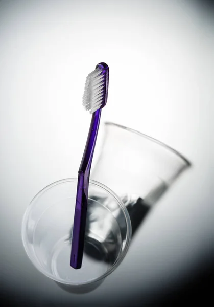 Violette Toothbrush Plastic Cup Spotlight — Stock Photo, Image