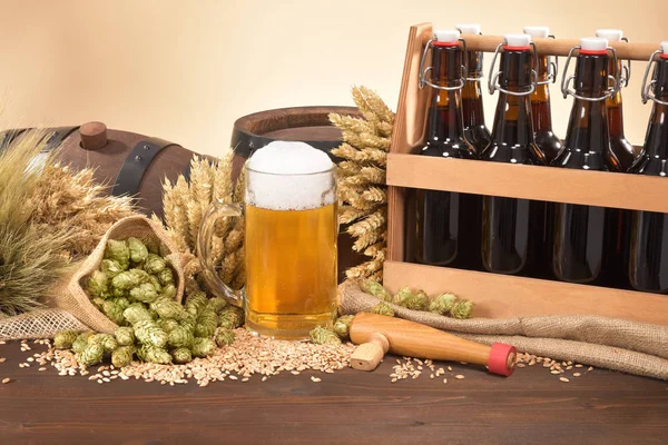 Cervezas Barriles Cerveza Vasos Cerveza Con Trigo Cebada Lúpulo Malta — Foto de Stock