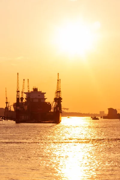 Een Schip Vertrekt Bij Zonsondergang Haven — Stockfoto