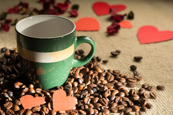 Tasse Kaffee Mit Bohnen Und Herzen Verteiltem Papier — Stockfoto