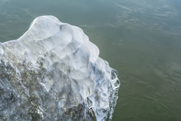 Rochas Congeladas Com Gelo Lagoa Inverno — Fotografia de Stock