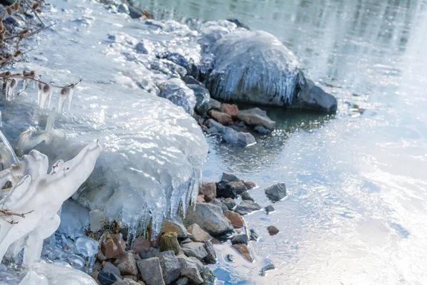 Kayalar Ice Kış Gölet Ile Dondurulmuş — Stok fotoğraf