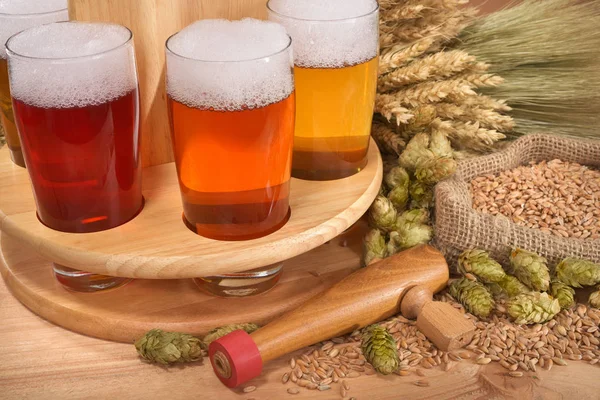 Bierträger Und Becher Mit Weizen Gerste Hopfen Und Malz — Stockfoto