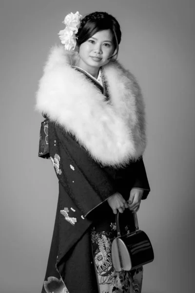 Ett Porträtt Vacker Ung Japansk Flicka Blå Kimono För Hennes — Stockfoto