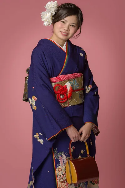 Portret Pięknej Młodej Japońskiej Dziewczyny Niebieskim Kimono Dla Jej Przyjścia — Zdjęcie stockowe