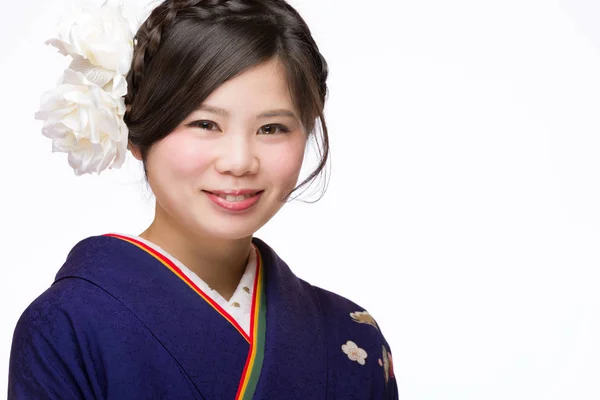 一个美丽的日本年轻女孩在蓝色和服的肖像 为她即将到来的年龄仪式 在她的20岁生日 — 图库照片