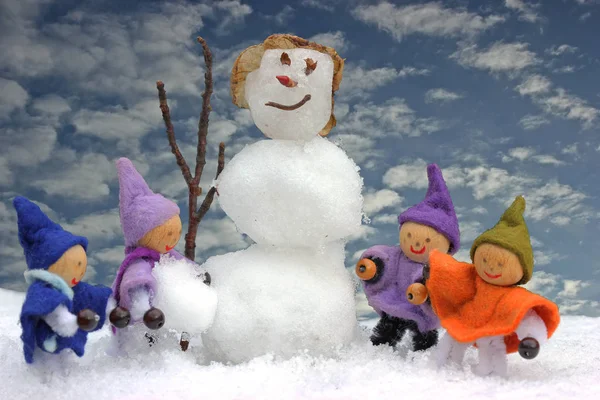 Τέσσερα Μικρά Ξωτικά Χτίζουν Μια Χιονισμένη Γυναίκα — Φωτογραφία Αρχείου