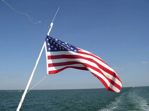 Bandeira Nos Popa Barco Correndo — Fotografia de Stock