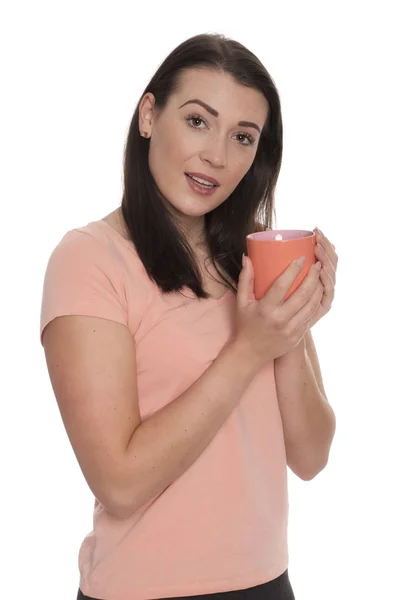Молодая Женщина Держит Чашку Кофе Внимательно Смотрит — стоковое фото
