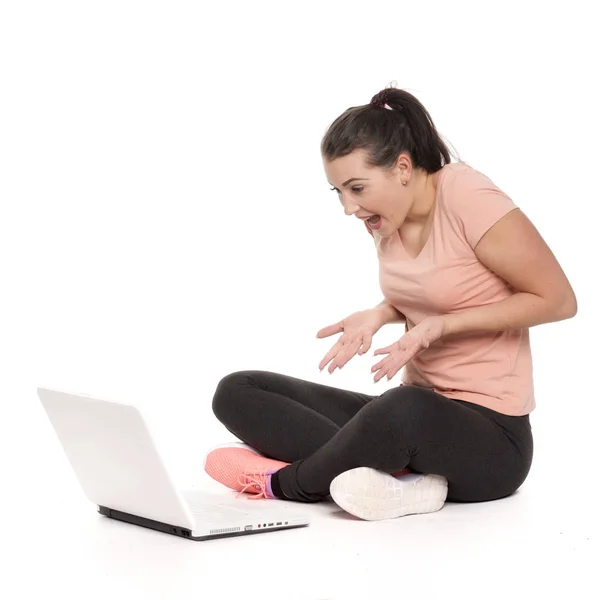 Jovem Mulher Está Conversando Laptop Está Chateado — Fotografia de Stock