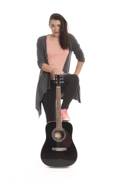 Jeune Femme Tenant Une Guitare Acoustique — Photo