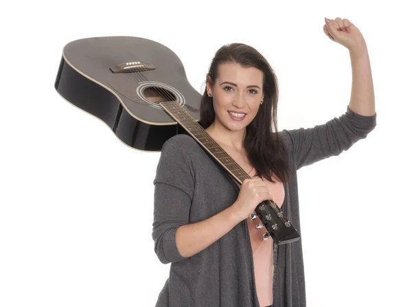 Jeune Femme Porte Une Guitare Pendue Sur Son Épaule — Photo