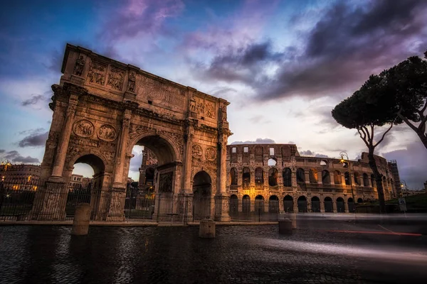 Koloseum Constantine Arch Nocy Ścieżkami Świetlnymi Pobliskiej Drodze — Zdjęcie stockowe
