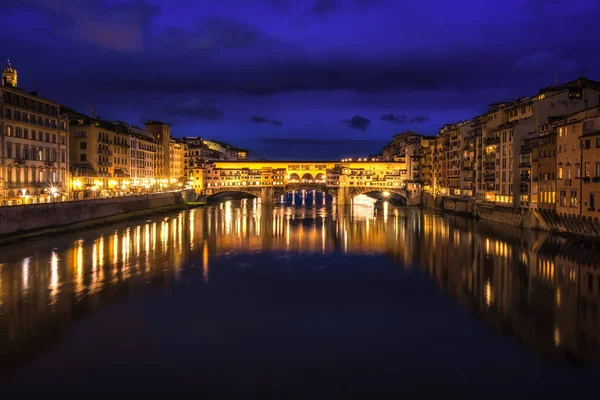 Ponte Vecchio Budovy Okolí Noci Odráží Řece Arno — Stock fotografie
