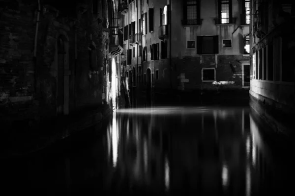 Venedik Kanalı Nda Gece Çekilmiş Siyah Beyaz Sahneler — Stok fotoğraf