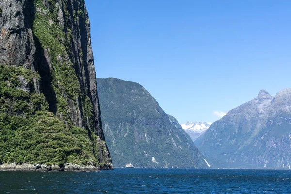 Milford Sound Aus Dem Kreuzfahrtschiff Verschiedene Wasserfälle Entlang Des Tales — Stockfoto