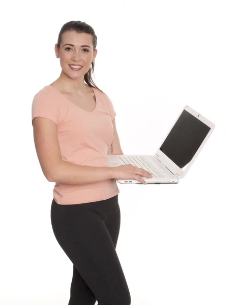 一个拿着演示的年轻女子在笔记本电脑上 免版税图库图片