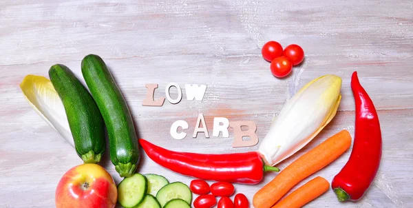 Low Carb Vegetable Letter Text Holzhintergrund — Stock Photo, Image
