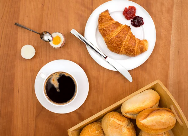 Desayuno Con Croissant Bollo Café Huevo Sobre Mesa Madera — Foto de Stock
