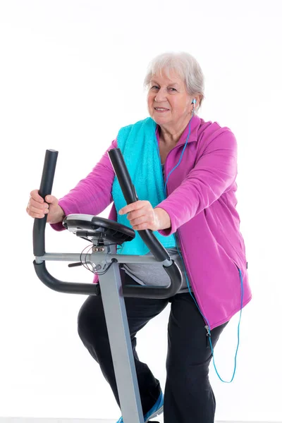 Grauhaarige Seniorin Trainiert Mit Fitnessgerät — Stockfoto