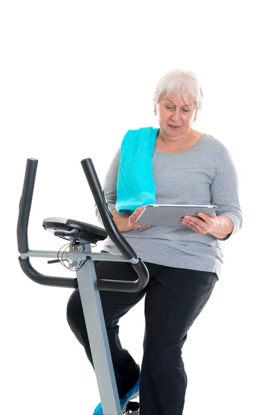 Grauhaarige Seniorin Trainiert Mit Fitnessgerät Und Tablet — Stockfoto