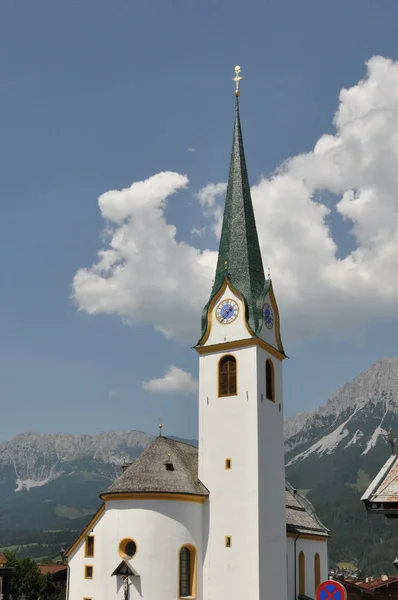 Elmau Pfarrei Turm Kirchturm Kreuz Jesus Tür Tor — Stockfoto