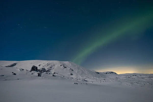 Norrsken Himlen Över Snötäckta Berg — Stockfoto