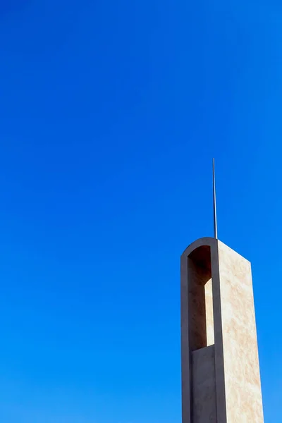 Holle Toren Met Een Metalen Piek Die Naar Boven Steekt — Stockfoto