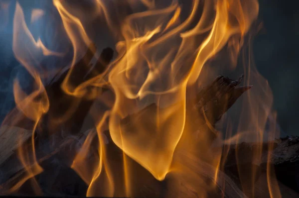 Φωτεινές Φλόγες Και Ζεστά Σνακ Καυσόξυλων — Φωτογραφία Αρχείου