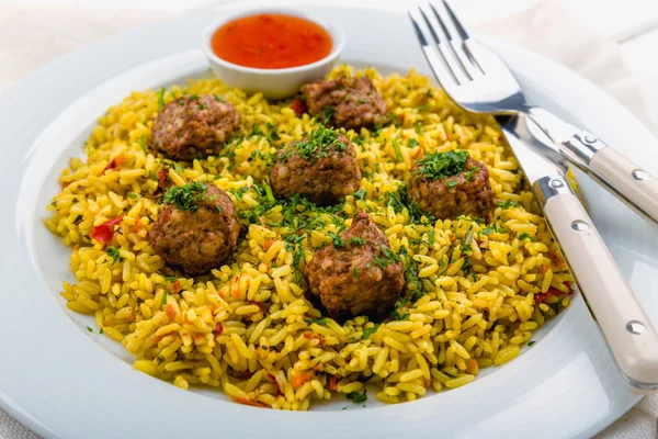 Curry Rijst Met Gehaktballen Verse Kruiden — Stockfoto