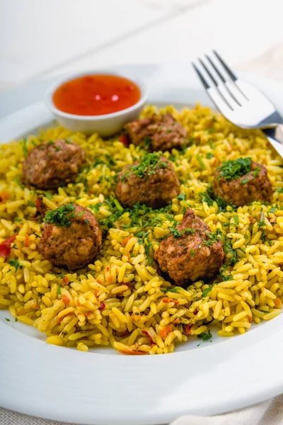 Curry Rijst Met Gehaktballen Verse Kruiden — Stockfoto