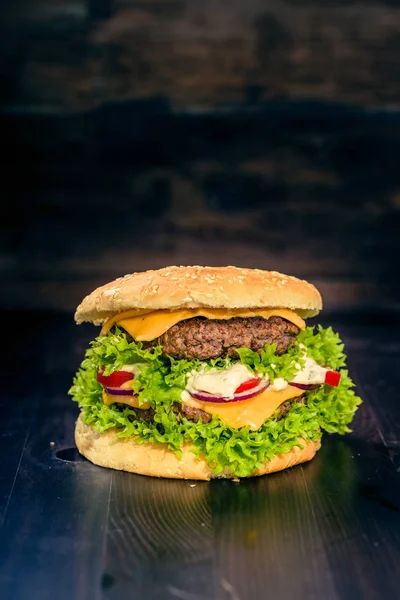 Delikatesy Burger Čerstvě Uvařený Dřevěném Pozadí — Stock fotografie