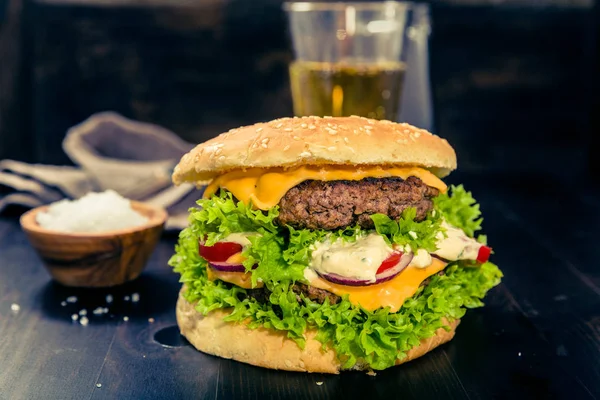 Delikatesy Burger Čerstvě Uvařený Dřevěném Pozadí — Stock fotografie