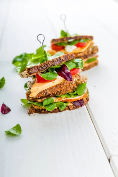Sandwich Mit Käse Tomaten Hühnerbrust Und Salat — Stockfoto