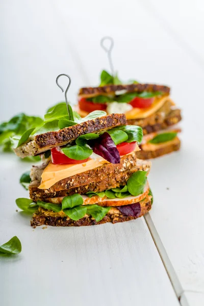 Sandwich Mit Käse Tomaten Hühnerbrust Und Salat — Stockfoto