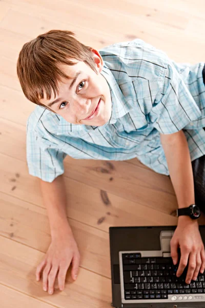 Visão Alto Ângulo Adolescente Masculino Bonito Chão Madeira Usando Laptop — Fotografia de Stock