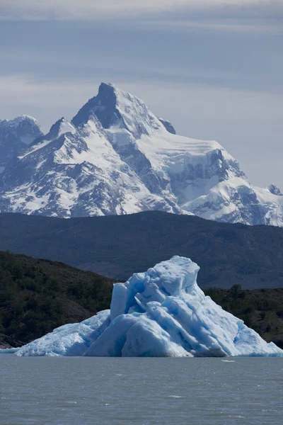 グラシアレス国立公園 パタゴニア アルゼンチンでアルヘンティーノ湖に浮かんで壮大な青い氷山 — ストック写真