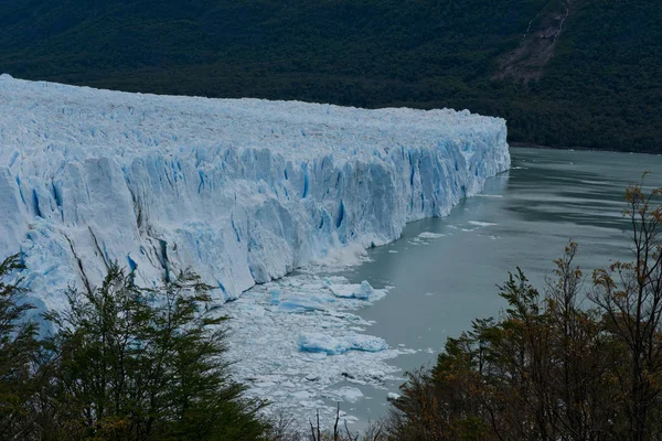 巴塔哥尼亚洛斯格拉西亚雷斯国家公园的佩里托 莫尔诺冰川正面之一 面向阿根蒂诺湖 — 图库照片