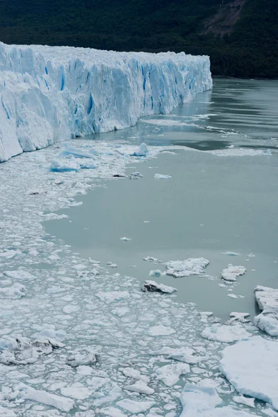 アルゼンチン湖に面したパタゴニアのロス グラシアレス国立公園の氷河ペリト モレノの前線の眺め — ストック写真